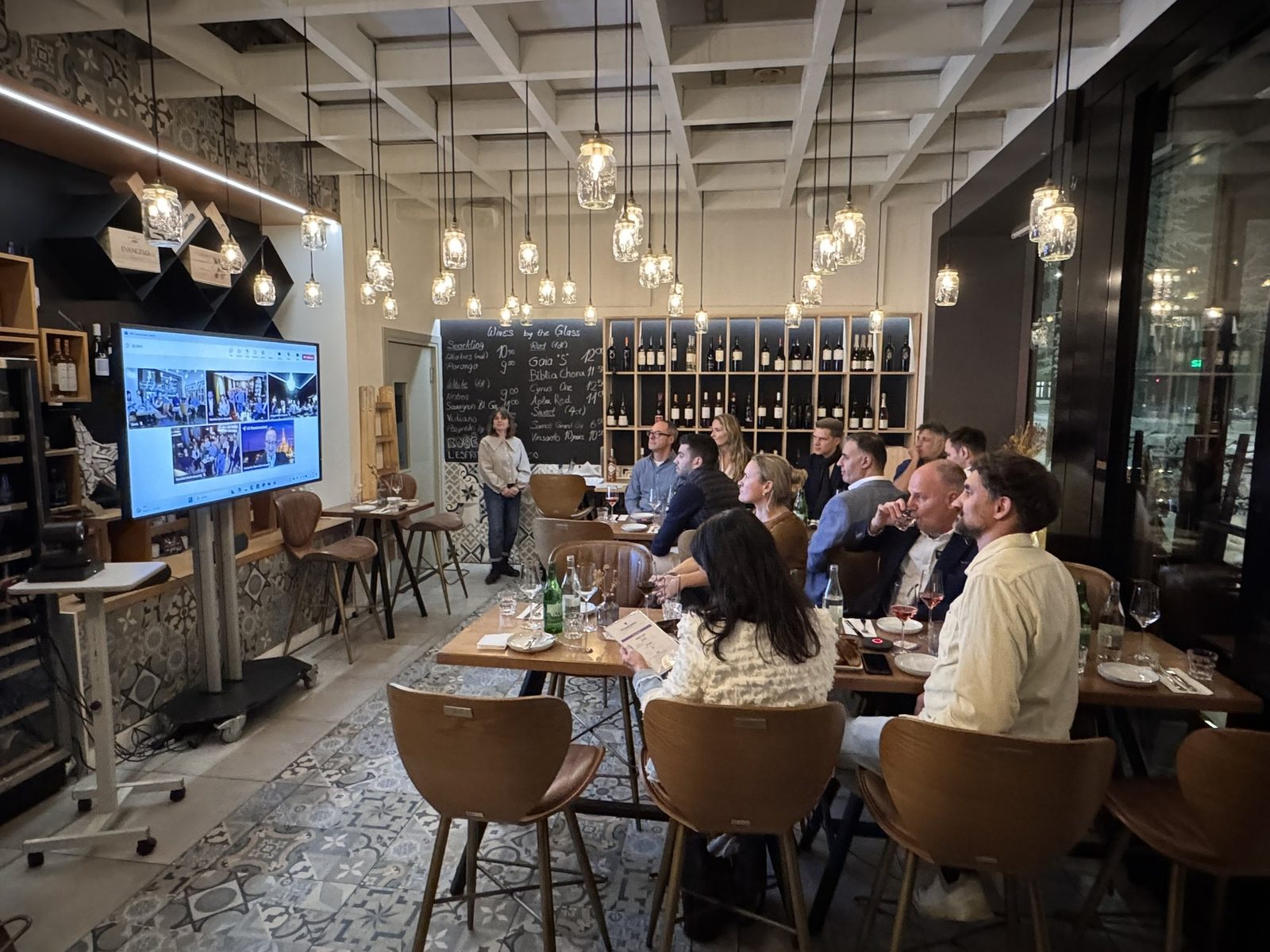 Fachveranstaltung zu digitaler Innovation in kleiner Runde mit Präsentation auf dem Bildschirm