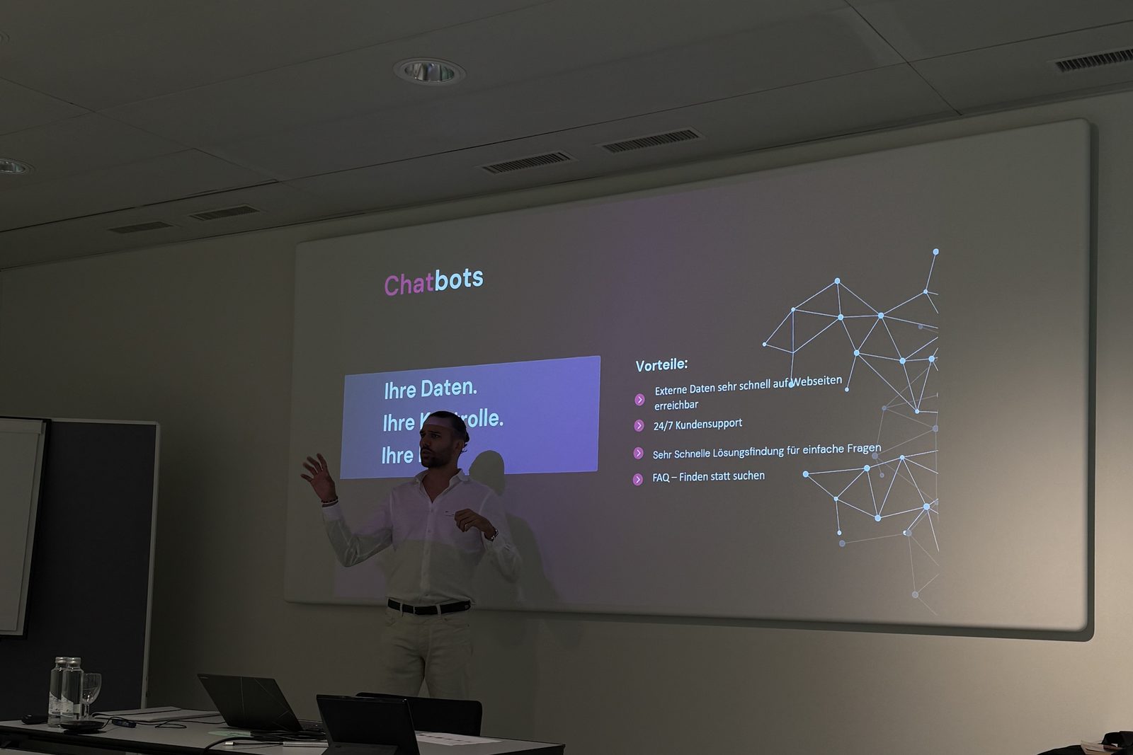 Referent erklärt auf der Folie «Chatbots» die Vorteile unter dem Motto «Ihre Daten. Ihre Kontrolle.»