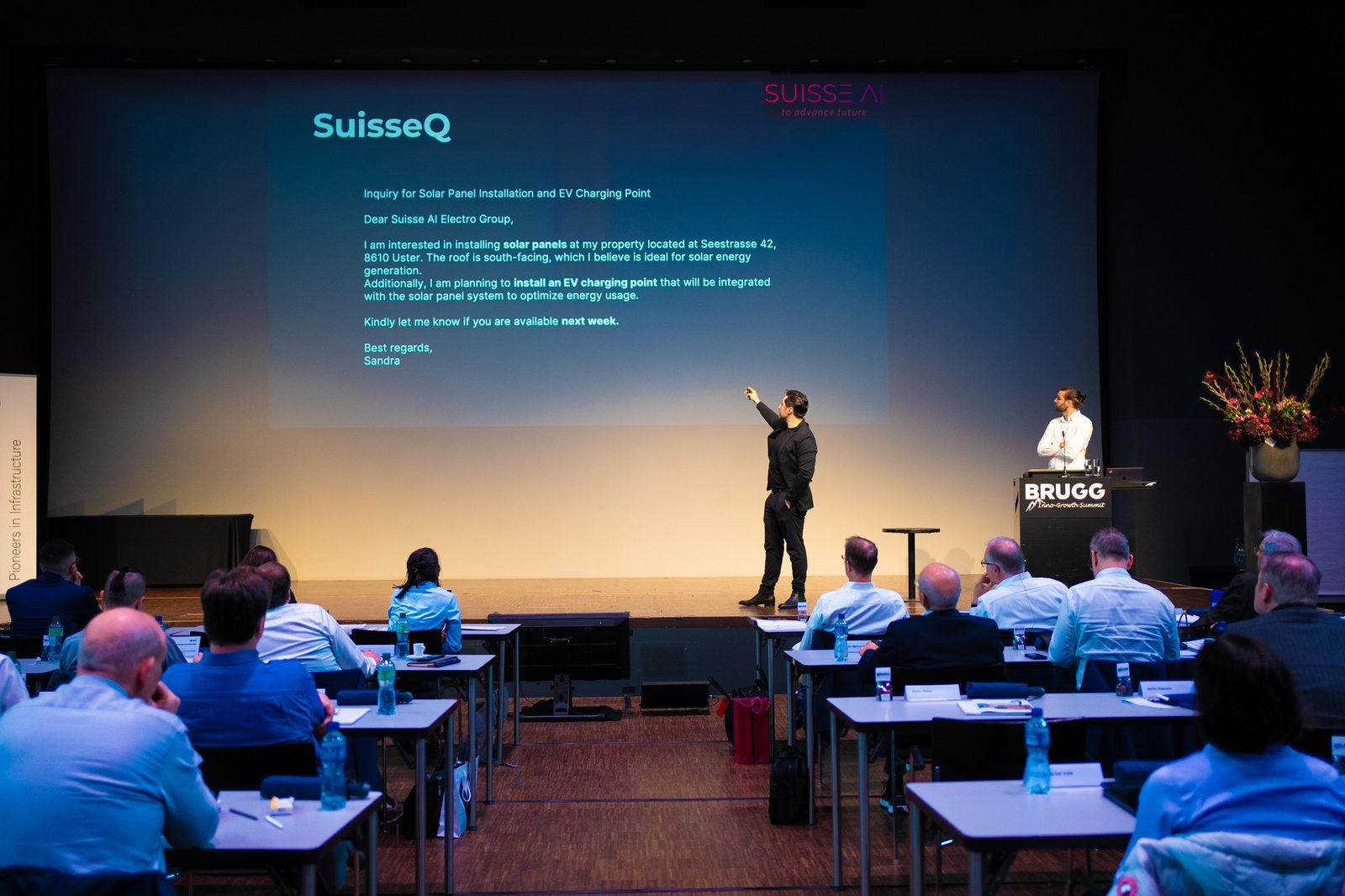 Live-Demonstration einer KI-Anwendung auf grosser Leinwand am BRUGG Inno-Growth Summit