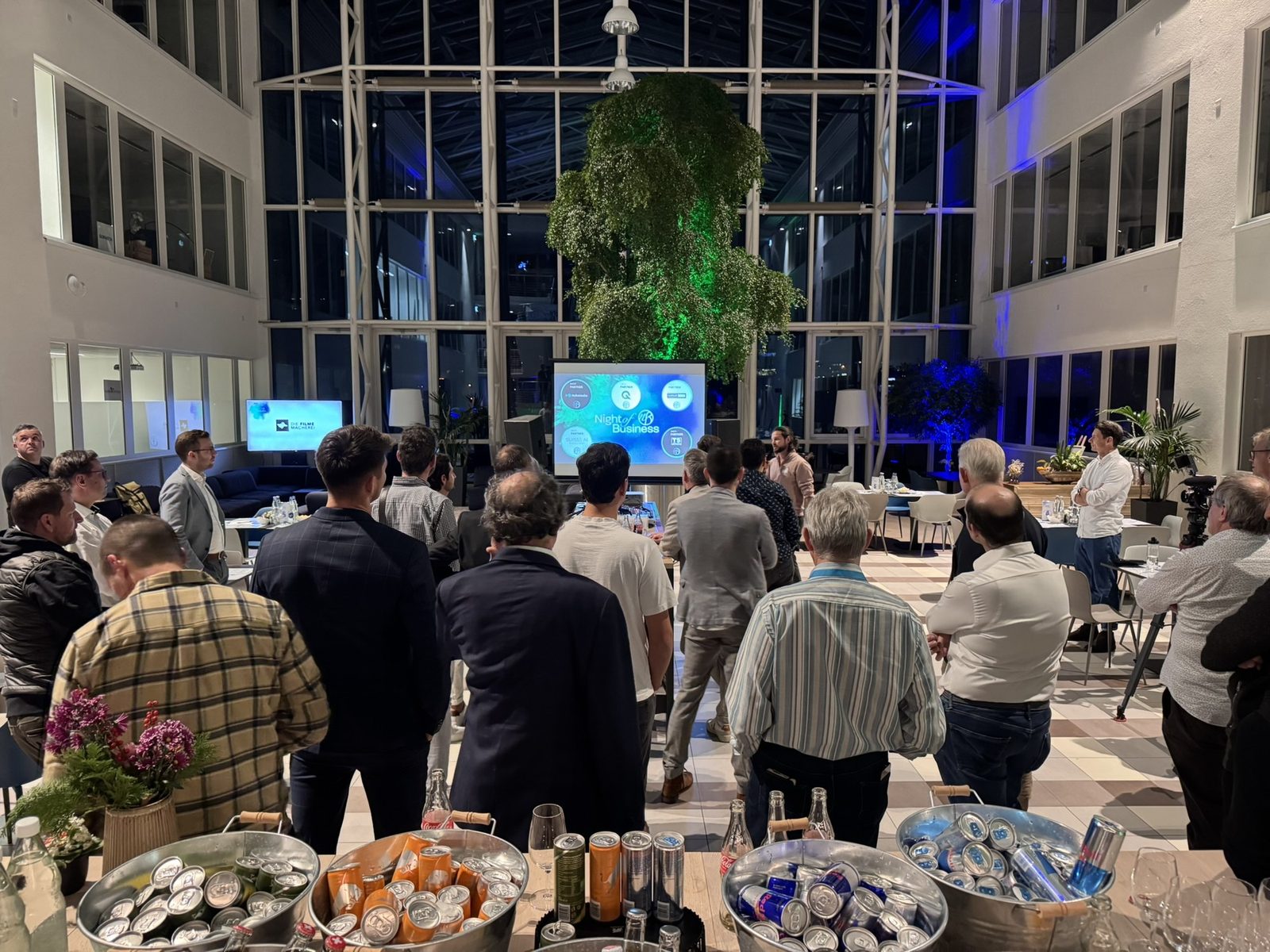 Abendanlass Night of Business des Praxis Club mit KI-Präsentation im Atrium